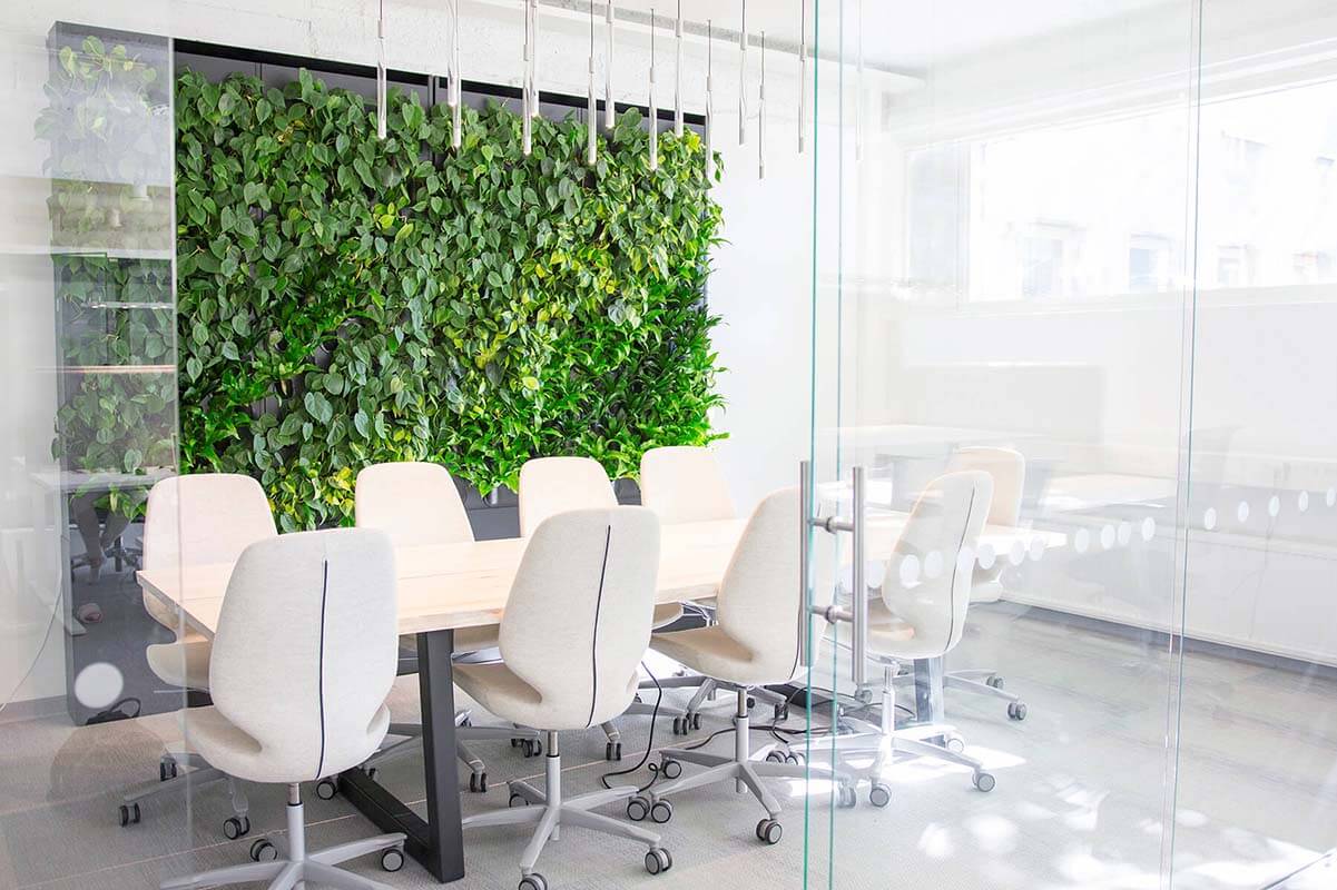 Pflanzenwand-Naava One Slim green wall meeting room-naturaldesign.at